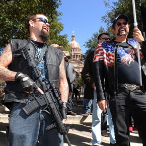 Negli USA la gente manifesta per il diritto alle armi da fuoco con gli&nbsp;M4