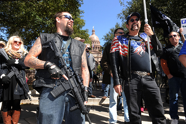 Negli USA la gente manifesta per il diritto alle armi da fuoco con gli&nbsp;M4